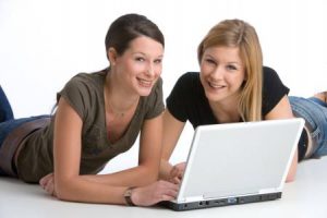 Junge Frauen am Laptop in Resse